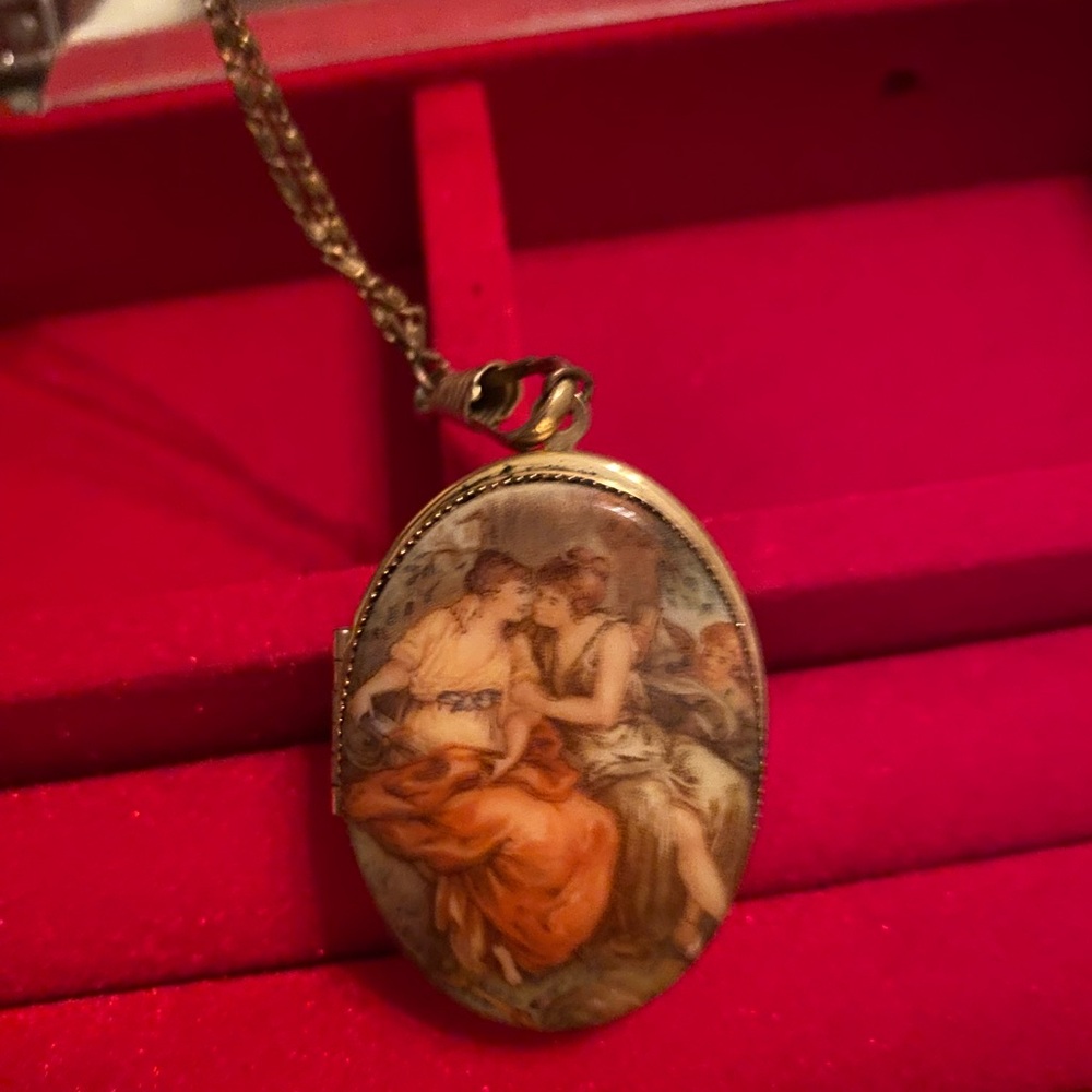 Elegant Vintage Locket Necklace